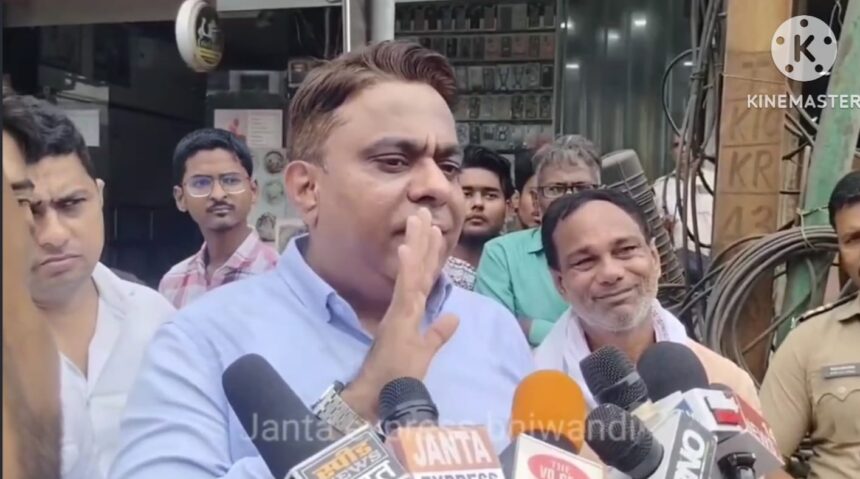 पत्रकारों के सवाल पर भिवंडी के सपा विधायक रईस शेख भड़के, माइक छीनकर भागे; वीडियो वायरल