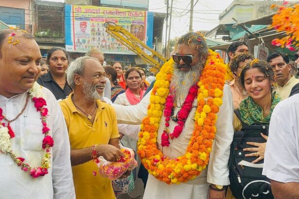"शिव बारात में दिखी गंगा-जमुनी तहज़ीब, मुस्लिम समुदाय ने किया धर्मगुरु का स्वागत"