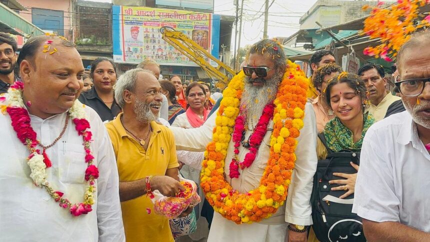 "शिव बारात में दिखी गंगा-जमुनी तहज़ीब, मुस्लिम समुदाय ने किया धर्मगुरु का स्वागत"