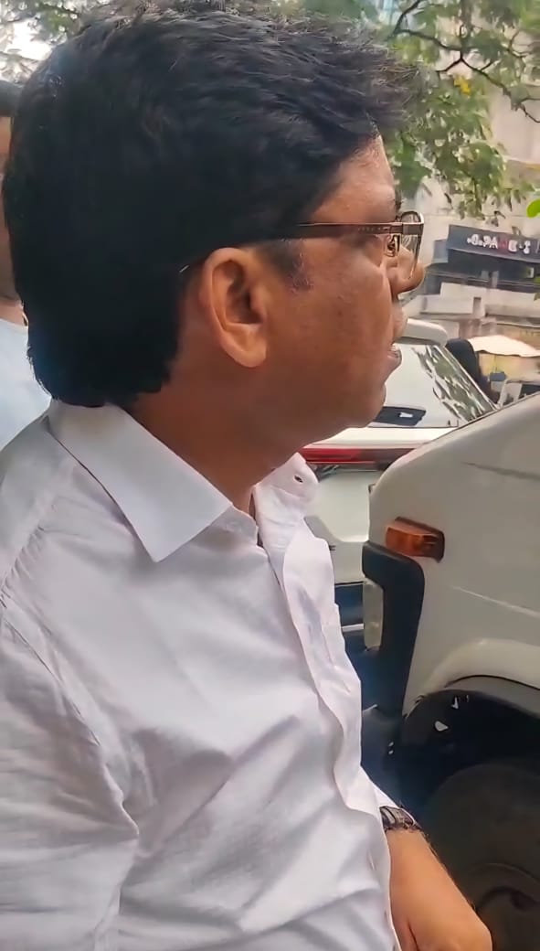 यातायात पुलिस की टोइंग टीम द्वारा की जा रही मनमानी कार्रवाई को भाजपा नेता और उद्योगपति राजा गेमनानी ने रोका