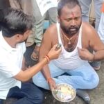 वसई-विरार में टूटी सड़कों पर अनोखा विरोध: नागरिकों ने भीख मांगकर जुटाए ₹685, मनपा को सौंपी राशि