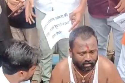 वसई-विरार में टूटी सड़कों पर अनोखा विरोध: नागरिकों ने भीख मांगकर जुटाए ₹685, मनपा को सौंपी राशि
