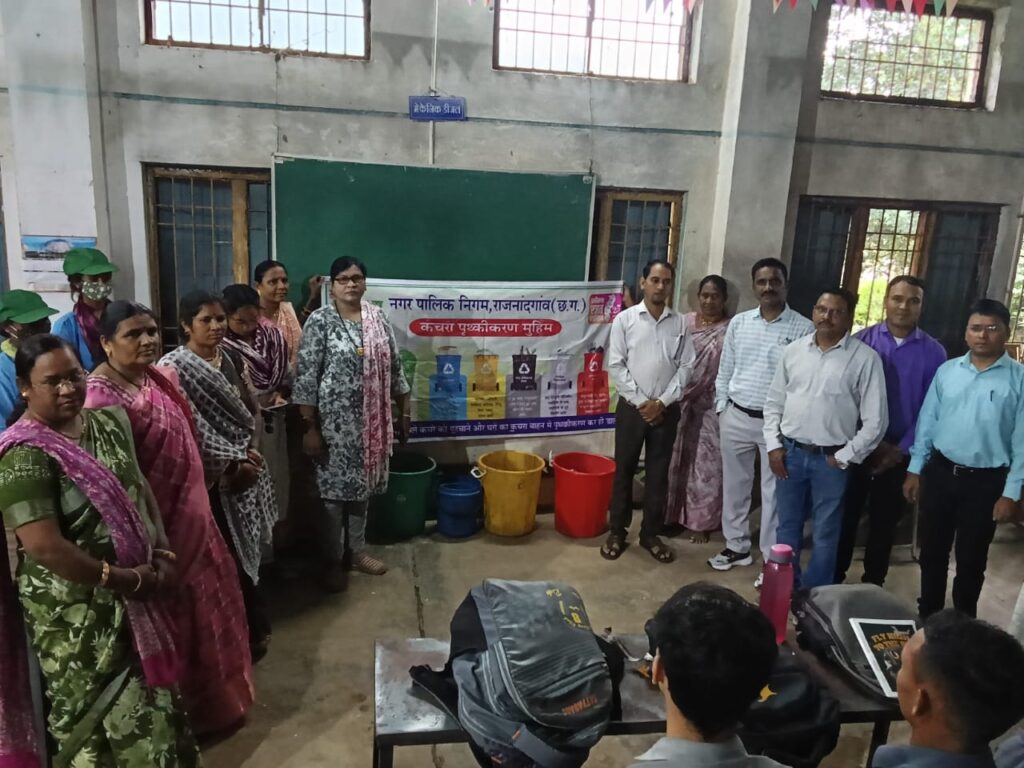 राजनांदगांव में स्वच्छता दीदियों ने विद्यार्थियों को सुखा-गीला कचरा अलग करने और कम्पोस्ट बनाने का प्रशिक्षण दिया