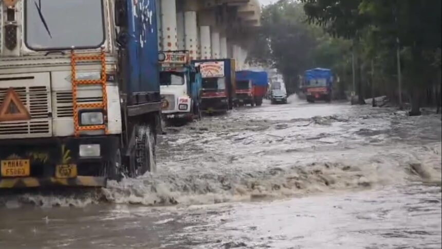 नवरात्रि उत्सव के बीच लौटते मॉनसून ने दस्तक दी