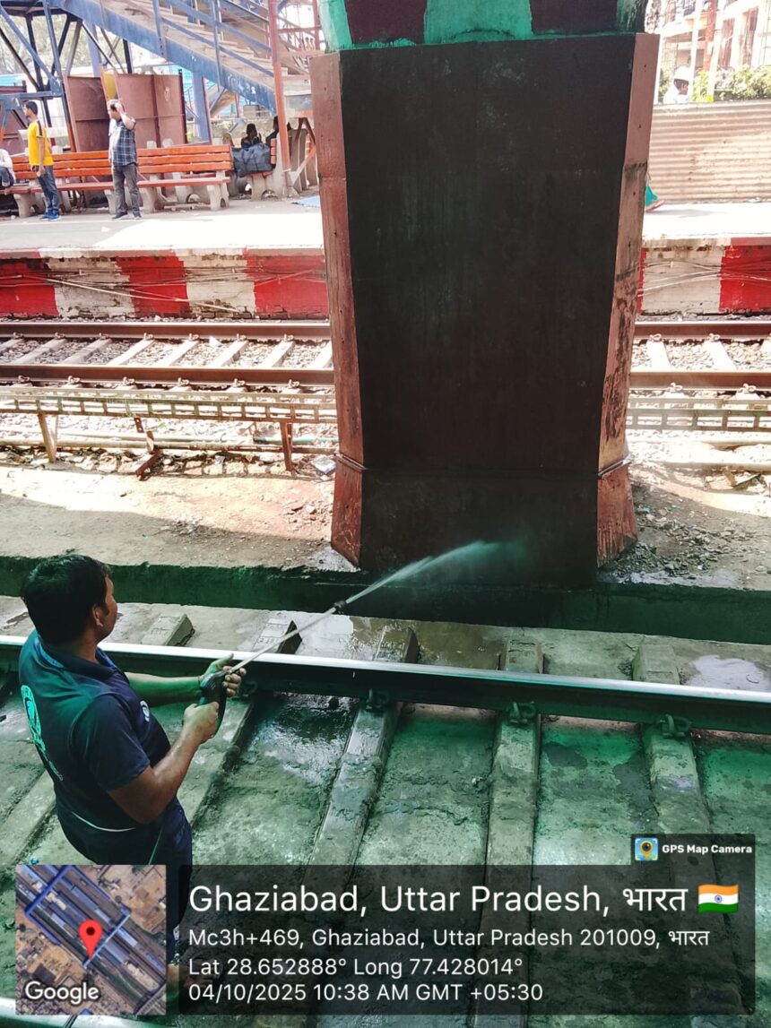 भारतीय रेलवे ने ‘स्वच्छता पखवाड़ा’ के तहत स्टेशनों और ट्रेनों पर गहन सफाई अभियान चलाया।