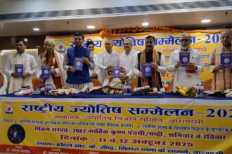 राष्ट्रीय ज्योतिष सम्मेलन वाराणसी में सम्मान ग्रहण करते आचार्य पवन त्रिपाठी