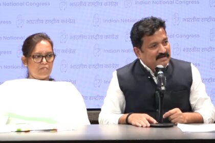 वर्षा गायकवाड़ और अतुल लोंढे पाटील एआईसीसी मुख्यालय में प्रेस कॉन्फ्रेंस के दौरान डॉ. संपदा मुंडे मामले पर बोलते हुए