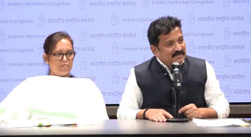 वर्षा गायकवाड़ और अतुल लोंढे पाटील एआईसीसी मुख्यालय में प्रेस कॉन्फ्रेंस के दौरान डॉ. संपदा मुंडे मामले पर बोलते हुए