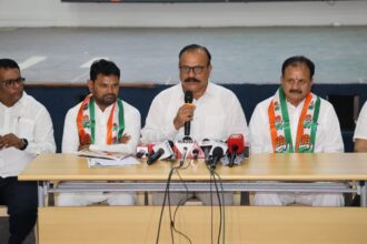 कांग्रेस प्रदेशाध्यक्ष हर्षवर्धन सपकाळ पत्रकार परिषद में पुलिस निगरानी पर बोलते हुए