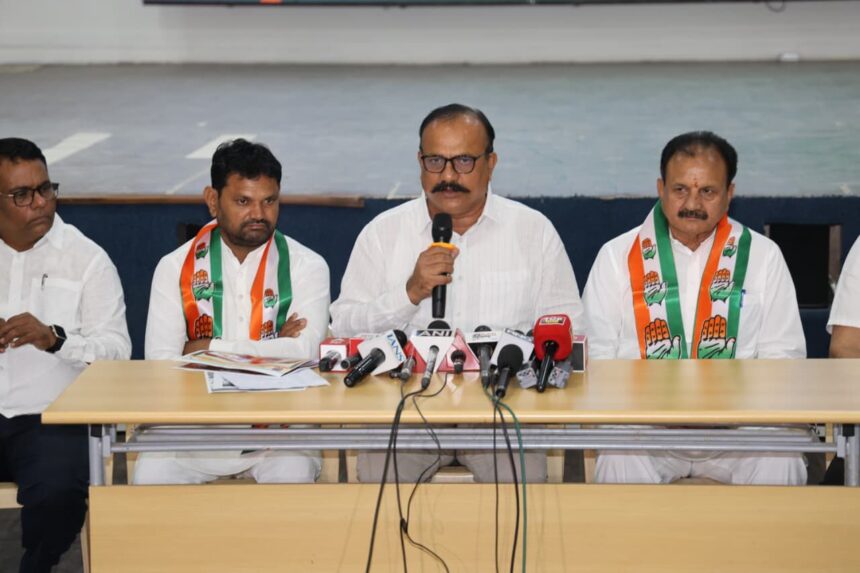 कांग्रेस प्रदेशाध्यक्ष हर्षवर्धन सपकाळ पत्रकार परिषद में पुलिस निगरानी पर बोलते हुए
