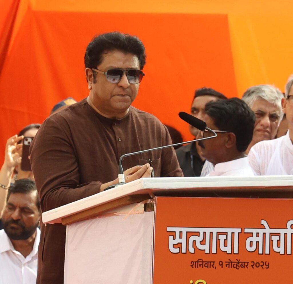 मुंबई में आयोजित महाविकास आघाड़ी के ‘सत्य का महामोर्चा’ में उद्धव ठाकरे और राज ठाकरे ने चुनाव आयोग पर मतदाता सूची और EVM में गड़बड़ी का आरोप लगाया।