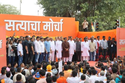 कार्यक्रम में शरद पवार, उद्धव ठाकरे और राज ठाकरे जैसे दिग्गज नेताओं ने भी हिस्सा लिया और भाजपा-महायुती सरकार के साथ-साथ चुनाव आयोग पर जमकर निशाना साधा।