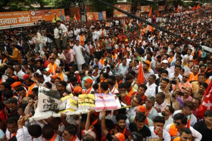 महाराष्ट्र की राजनीति में बड़े बदलाव के संकेत—मंत्रिमंडल में संभावित फेरबदल, मंत्री की गिरफ्तारी की आशंका और दल-बदल से गरमाई सियासत, 19 दिसंबर पर टिकी सबकी नजरें।