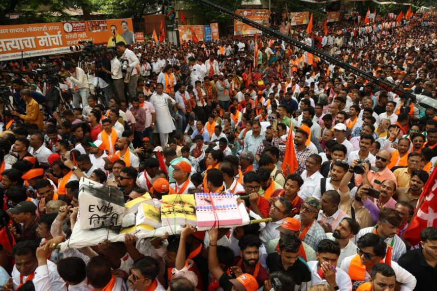 महाराष्ट्र की राजनीति में बड़े बदलाव के संकेत—मंत्रिमंडल में संभावित फेरबदल, मंत्री की गिरफ्तारी की आशंका और दल-बदल से गरमाई सियासत, 19 दिसंबर पर टिकी सबकी नजरें।