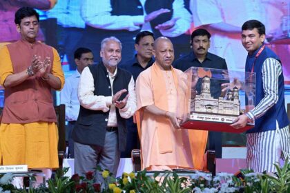 गोरखपुर पुस्तक महोत्सव का शुभारंभ: मुख्यमंत्री योगी आदित्यनाथ और आचार्य पवन त्रिपाठी की उपस्थिति में हुआ उद्घाटन