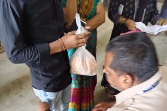 उल्हासनगर मध्यवर्ती अस्पताल में प्रशासन की सतर्कता से शराब तस्करी की कोशिश नाकाम। दवा के पैकेट में छिपाई गई बोतल जब्त, आरोपी रोका गया।