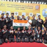 समारोह में पदक विजेता छात्र-छात्राएं, कोच और विधायक तुकाराम काते के साथ समूह फोटो या सम्मान समारोह की झलक