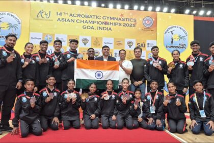 समारोह में पदक विजेता छात्र-छात्राएं, कोच और विधायक तुकाराम काते के साथ समूह फोटो या सम्मान समारोह की झलक