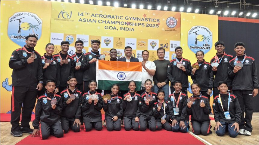 समारोह में पदक विजेता छात्र-छात्राएं, कोच और विधायक तुकाराम काते के साथ समूह फोटो या सम्मान समारोह की झलक