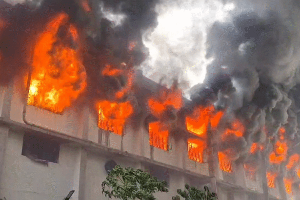 भिवंडी के सरवली गोवा एमआईडीसी में स्थित मंगलमूर्ति डाइंग कंपनी में शुक्रवार सुबह भीषण आग। करोड़ों का नुकसान, जनहानि नहीं।