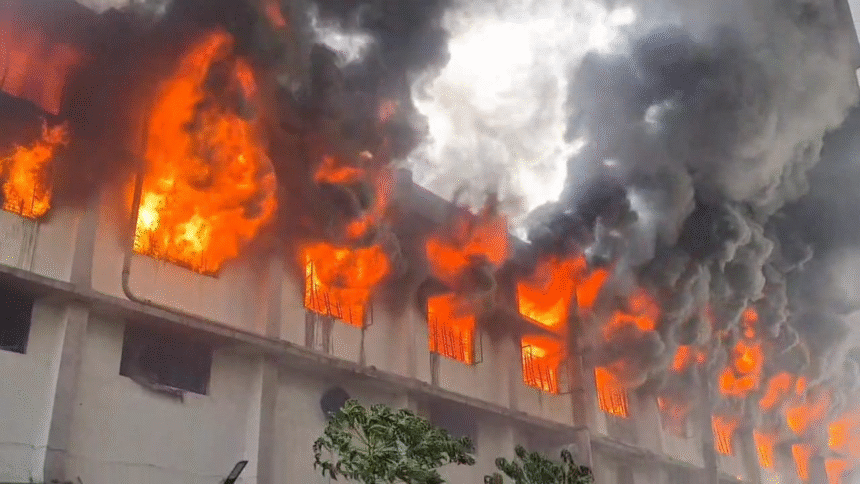 भिवंडी के सरवली गोवा एमआईडीसी में स्थित मंगलमूर्ति डाइंग कंपनी में शुक्रवार सुबह भीषण आग। करोड़ों का नुकसान, जनहानि नहीं।