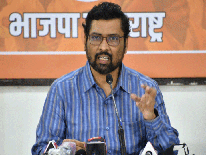 बीजेपी प्रवक्ता केशव उपाध्याय ने समाजवादी पार्टी के नेता अबू आजमी और उद्धव ठाकरे गुट पर निशाना साधते हुए कहा— “वंदे मातरम भारत की आत्मा है। जो लोग इस गीत को गाने से इंकार करते हैं, वे देश की संस्कृति और संविधान दोनों का अपमान कर रहे हैं। अबू आजमी और उद्धव ठाकरे जैसे नेता वोट बैंक की राजनीति के लिए देशभक्ति तक को बंधक बना रहे हैं। इनके खिलाफ सख्त कार्रवाई होनी चाहिए।”