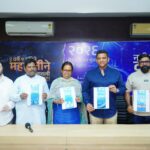 राजीव गांधी भवन में बीएमसी के कथित भ्रष्टाचार पर आयोजित प्रदर्शनी का उद्घाटन करतीं सांसद वर्षा एकनाथ गायकवाड।