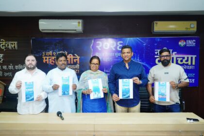 राजीव गांधी भवन में बीएमसी के कथित भ्रष्टाचार पर आयोजित प्रदर्शनी का उद्घाटन करतीं सांसद वर्षा एकनाथ गायकवाड।