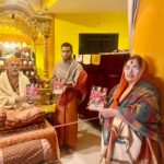 शंकराचार्य अविमुक्तेश्वरानंद जी ने वाराणसी में ‘गुरुकुल सिखाता है’ पुस्तक का विमोचन किया, कम संसाधनों में जीवन का दर्शन