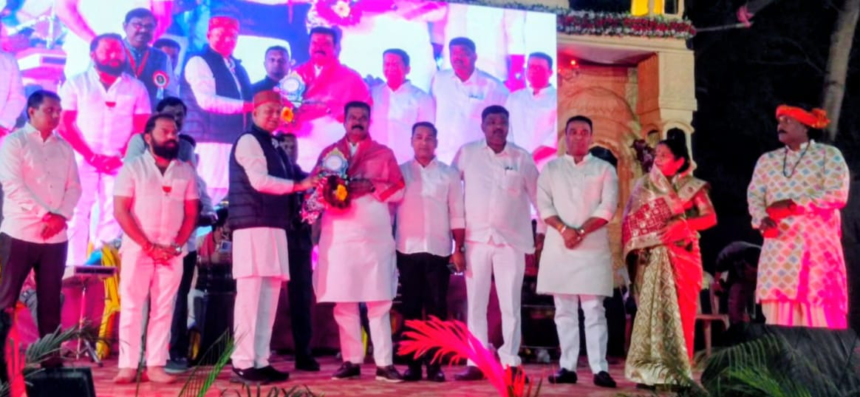 भिवंडी के मानसरोवर स्थित महाराजा गार्डन में उत्तर प्रदेश स्थापना दिवस का भव्य आयोजन, हजारों की भीड़ के बीच सांस्कृतिक कार्यक्रम और सभी राजनीतिक दलों के प्रमुख नेताओं की मौजूदगी।