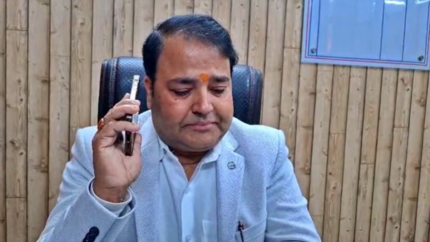 प्रशांत कुमार सिंह ने फर्जी दिव्यांग प्रमाणपत्र के सहारे सरकारी नौकरी हासिल की।