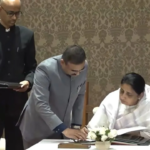 सुनेत्रा पवार ने लोकभवन में महाराष्ट्र की पहली महिला उपमुख्यमंत्री के रूप में शपथ ली।