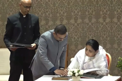 सुनेत्रा पवार ने लोकभवन में महाराष्ट्र की पहली महिला उपमुख्यमंत्री के रूप में शपथ ली।