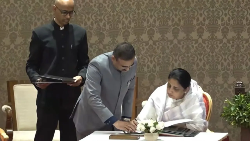 सुनेत्रा पवार ने लोकभवन में महाराष्ट्र की पहली महिला उपमुख्यमंत्री के रूप में शपथ ली।