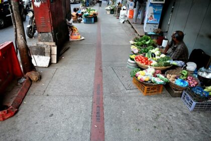 अगस्त क्रांति मैदान से जुड़ा मुंबई का फ्रीडम ट्रेल आज भी हॉकर्स के कब्ज़े में, आज़ादी की विरासत खुद आज़ादी को तरसती हुई।