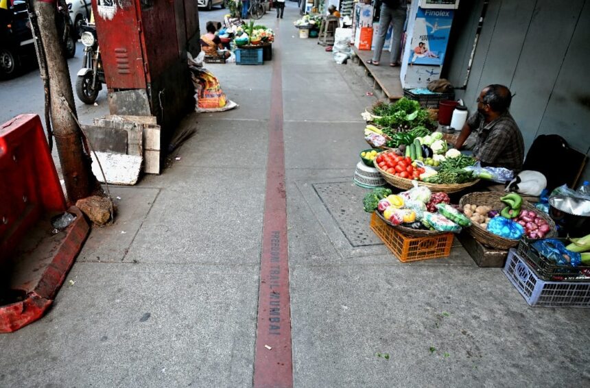 अगस्त क्रांति मैदान से जुड़ा मुंबई का फ्रीडम ट्रेल आज भी हॉकर्स के कब्ज़े में, आज़ादी की विरासत खुद आज़ादी को तरसती हुई।