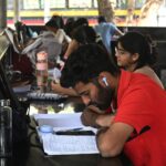 मुंबई के चर्चगेट गार्डन में एसएससी और एचएससी बोर्ड परीक्षा की तैयारी करते छात्र, खुली हवा में बनी पढ़ाई की नई पाठशाला।