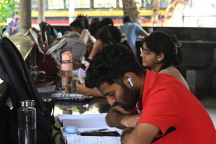 मुंबई के चर्चगेट गार्डन में एसएससी और एचएससी बोर्ड परीक्षा की तैयारी करते छात्र, खुली हवा में बनी पढ़ाई की नई पाठशाला।