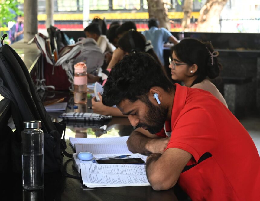 मुंबई के चर्चगेट गार्डन में एसएससी और एचएससी बोर्ड परीक्षा की तैयारी करते छात्र, खुली हवा में बनी पढ़ाई की नई पाठशाला।