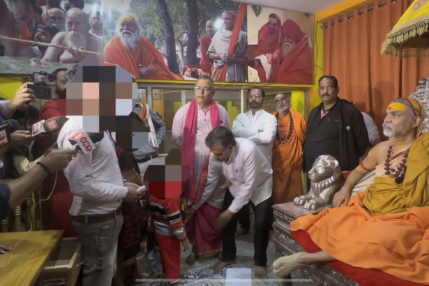 केदारघाट स्थित श्रीविद्या मठ में प्रेस वार्ता के दौरान रमाशंकर दीक्षित ने कथित दबाव और प्रलोभन का आरोप लगाया