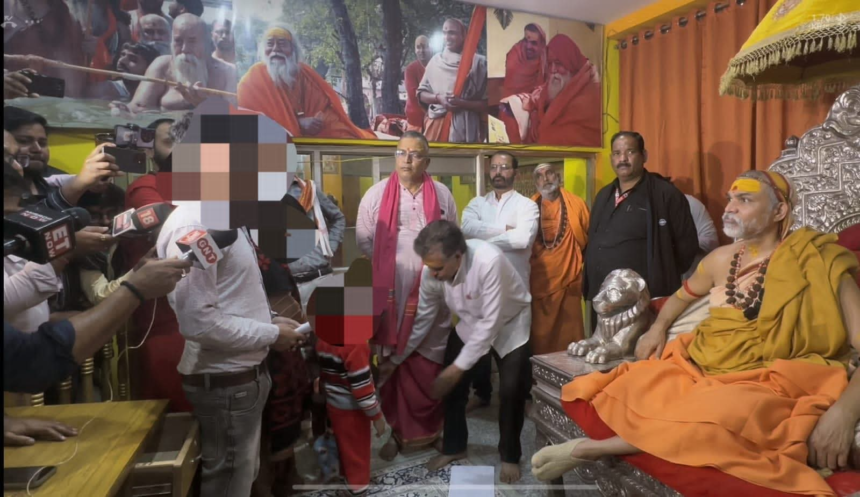 केदारघाट स्थित श्रीविद्या मठ में प्रेस वार्ता के दौरान रमाशंकर दीक्षित ने कथित दबाव और प्रलोभन का आरोप लगाया