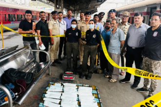 "बाँद्रा टर्मिनस पर RPF ने 13.834 किग्रा चरस बरामद की, जिसकी अंतरराष्ट्रीय कीमत ₹13.83 करोड़ आंकी गई। पश्चिम रेलवे के विशेष अभियान में बड़ी सफलता।"