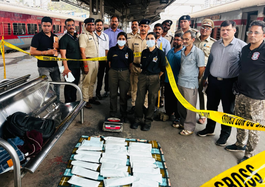 "बाँद्रा टर्मिनस पर RPF ने 13.834 किग्रा चरस बरामद की, जिसकी अंतरराष्ट्रीय कीमत ₹13.83 करोड़ आंकी गई। पश्चिम रेलवे के विशेष अभियान में बड़ी सफलता।"