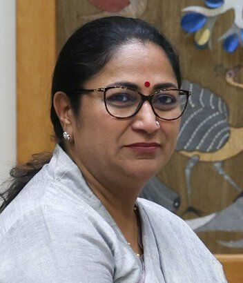 दिल्ली सरकार का बड़ा ऐलान, होली और दीवाली पर राशन कार्ड धारकों को मुफ्त गैस सिलेंडर; DBT के जरिए खातों में भेजे जाएंगे ₹853।