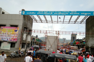 बिना वैध अनुज्ञप्ति (लाइसेंस) लिए और बाजार शुल्क (सेस) का भुगतान किए बिना कृषि उपज का कारोबार करने वाले व्यापारियों पर मुंबई कृषी उत्पन्न बाजार समिति (APMC) ने सख्त कार्रवाई करते हुए जनवरी से फरवरी 2026 के बीच 17 करोड़ 51 लाख 30 हजार रुपये मूल्य का कृषि माल जब्त किया