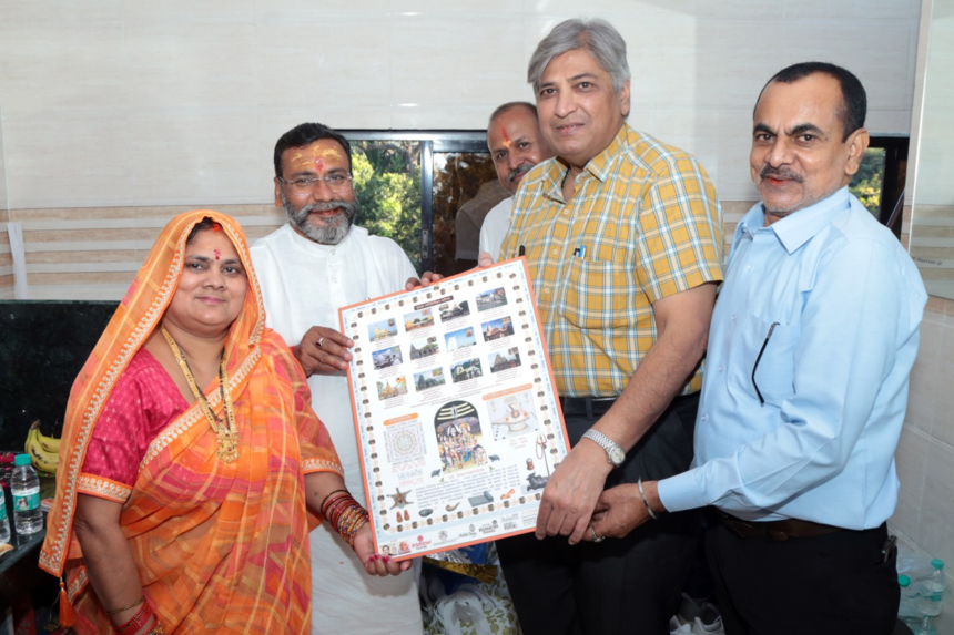 धोबी तालाब स्थित व्यवसायी व पत्रकार ओमशंकर पाण्डेय नूतन गृह प्रवेश समारोह में पंडित ललित मिश्र योगी जी के सानिध्य में रामचरितमानस का भव्य संगीतमय पाठ, गणमान्य अतिथियों की गरिमामयी उपस्थिति में भक्तिमय वातावरण सृजित।