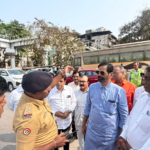 बालकुम इलाके में पुराने मुंबई–आगरा रोड का निरीक्षण करते हुए विधायक संजय केलकर, ट्रैफिक विभाग, मनपा और एमएमआरडीए अधिकारियों को यातायात सुधार के निर्देश देते हुए।