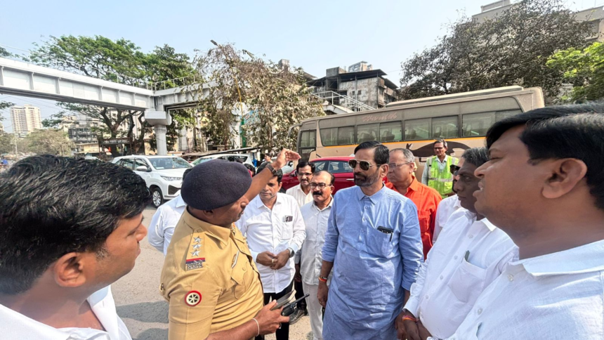 बालकुम इलाके में पुराने मुंबई–आगरा रोड का निरीक्षण करते हुए विधायक संजय केलकर, ट्रैफिक विभाग, मनपा और एमएमआरडीए अधिकारियों को यातायात सुधार के निर्देश देते हुए।