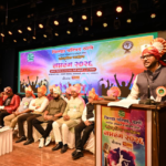ठाणे के गडकरी रंगायतन में आयोजित ‘सप्तरंग महोत्सव 2026’ का उद्घाटन करते ज़िला परिषद के मुख्य कार्यकारी अधिकारी रंजीत यादव।