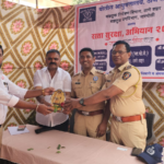 सड़क सुरक्षा अभियान के तहत नारपोली यातायात विभाग ने दुपहिया वाहन चालकों को निःशुल्क हेलमेट वितरित किए